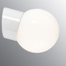 Applique avec une base blanche et une sphère en verre blanc brillant, diamètre 15 cm