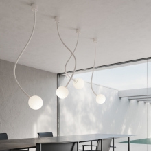 Plusieurs lampes flexibles blanches comme clairage de table