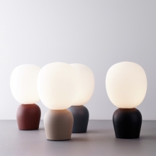 Petite lampe de table en cinq couleurs différentes