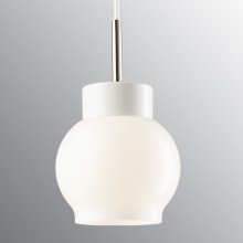 Sobre suspension scandinave en céramique blanc, avec diffuseur opaque opale et câble textile blanc