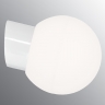 Applique avec une base blanche et une sphère en verre blanc mat, diamètre 18 cm
