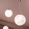 Lampe suspendue avec abat-jour en verre blanc sur support en laiton mat