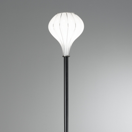 Lampadaire d'inspiration Art-déco avec diffuseur blanc opaque en verre de Murano