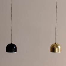 Suspensions avec finition en noir et en or, avec ampoules LED